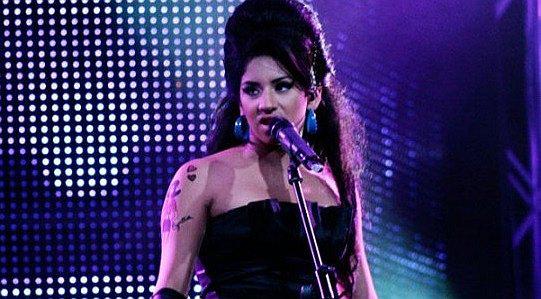 Imitadora de Amy Winehouse llora por cancelación de presentación y denuncia al local (VIDEO)