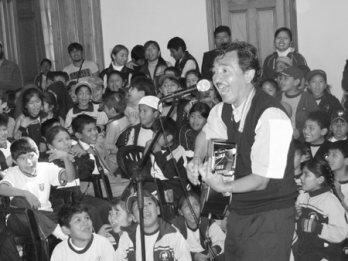 Educa a
 través de
 la música