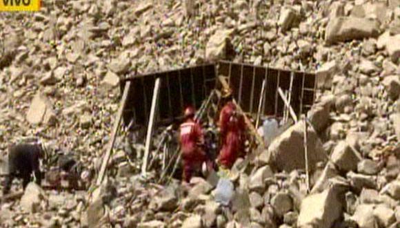 Churín: Demora rescate de cuatro sobrevivientes en combi sepultada 