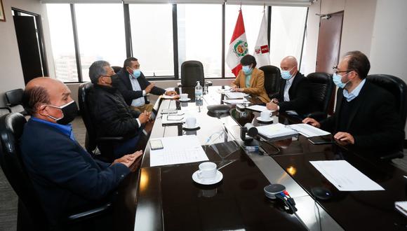 Burgomaestres sostuvieron reunión con funcionarios del Ministerio de Vivienda para acelerar obras.