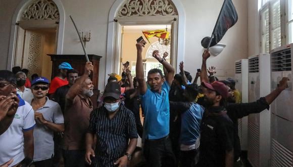 Manifestantes festejan dentro de las instalaciones de la residencia oficial del presidente en Colombo, Sri Lanka, 09 de julio de 2022. (Foto: EFE/EPA/CHAMILA KARUNARATHNE