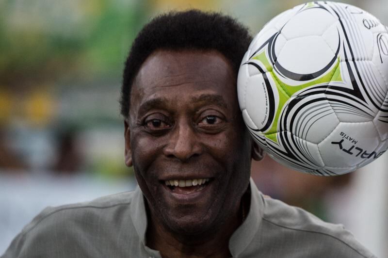Pelé “evoluciona bien” y deja cuidados intensivos