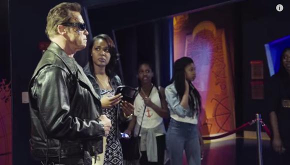 Arnold Schwarzenegger se hace pasar por una estatua de "Terminator" y asusta a sus fans (VIDEO)