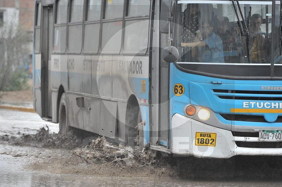 ​Enormes charcos invaden pistas tras intensa lluvia en Lima (FOTOS Y VIDEO) 