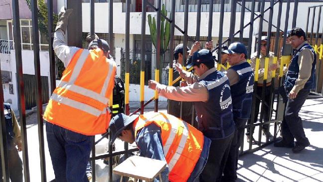 Retiran rejas colocadas en vía