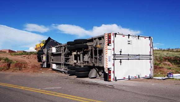 Puno: camión boliviano sufre despiste en Desaguadero