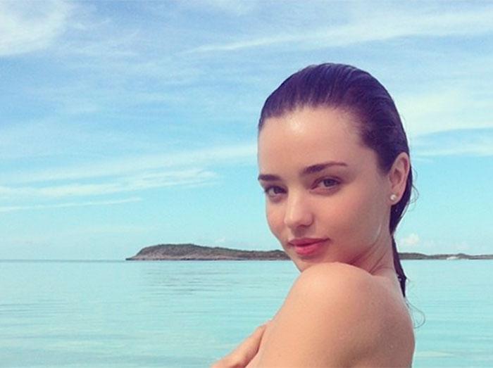 Miranda Kerr publicó topless por la independencia de Estados Unidos