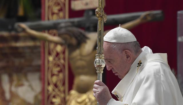 Una foto tomada y entregada el 9 de abril de 2020 por los medios del Vaticano muestra al Papa Francisco rezando. (VATICAN MEDIA / AFP) .