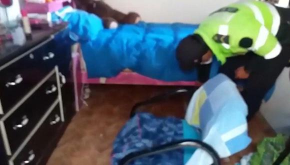 Madre azota a enamorado  al que encontró escondido bajo la cama de su hija (VIDEO)