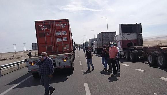 Transportistas chilenos obstaculizan el paso fronterizo con sus unidades pesadas en la Panamericana Sur. (Foto: Difusión)