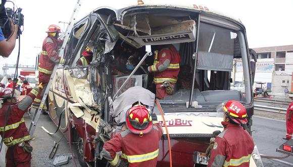 Anfitrión de bus murió tras choque de ómnibus y volquete en la Panamericana Sur