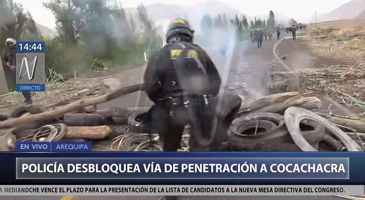 Policía toma el control de la carretera en  Cocachacra (VIDEO)