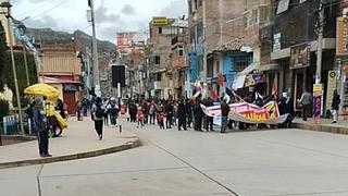 Protestantes arrojan huevos a comerciantes que no quieren cerrar comercios en Huancavelica