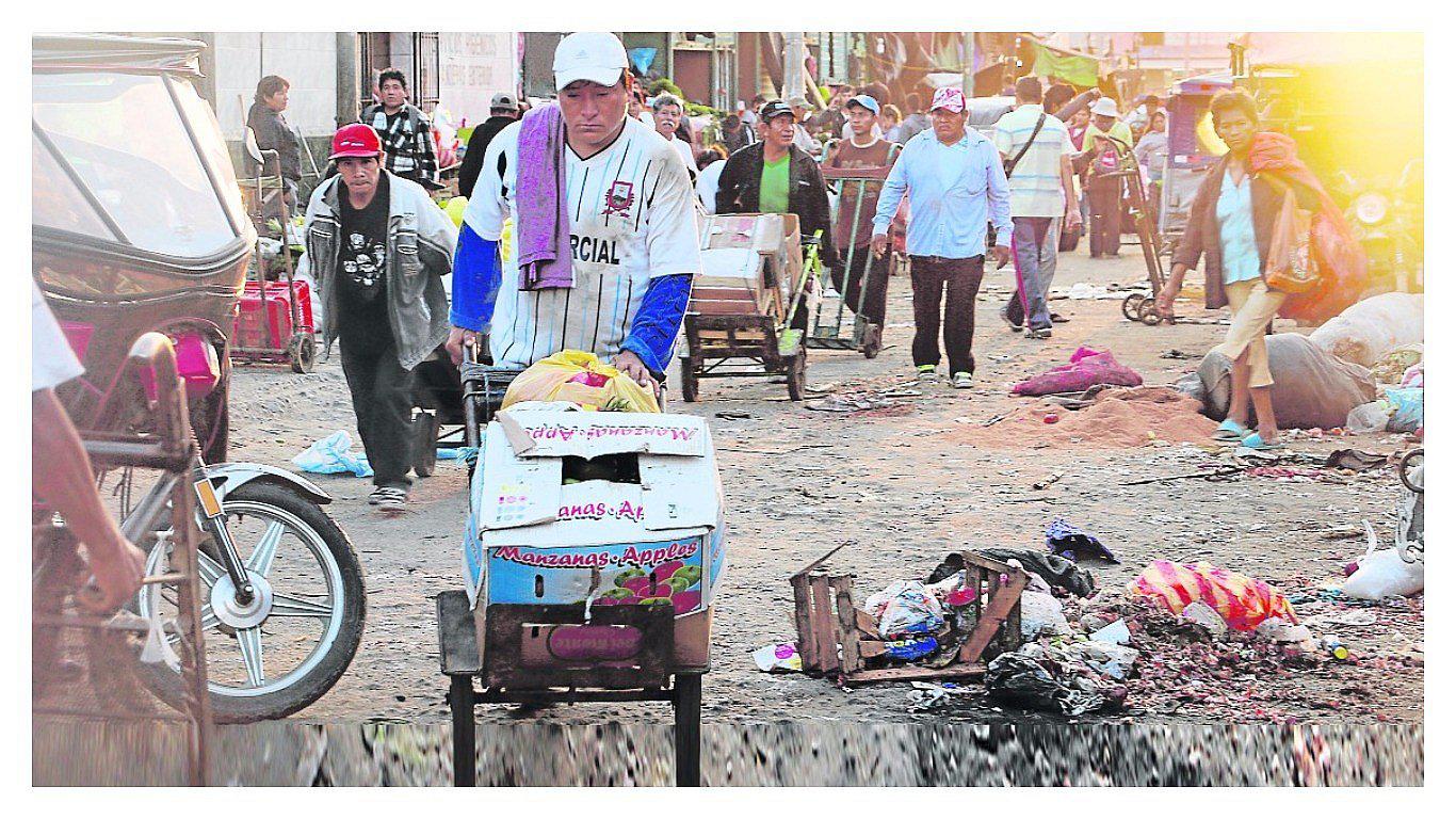 Ambulantes se burlan de desalojo y regresan a invadir las vías de desvío