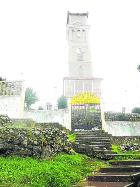 Antiguo reloj de campana persiste en pie en medio del olvido 