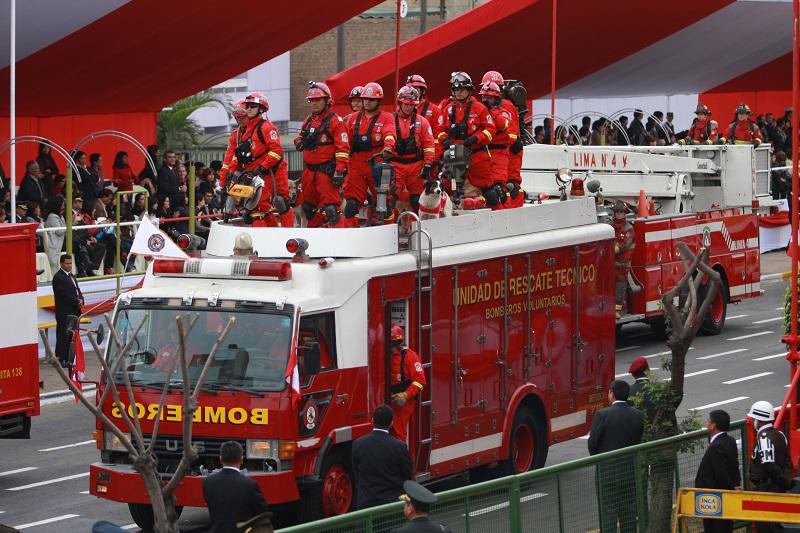 ​Fiestas Patrias: Cuerpo General de Bomberos abre la parada Militar 2015 (VIDEO)