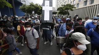 Pescadores afectados por derrame de petróleo protestan frente a embajada de España