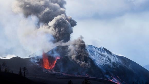 Desde que el pasado 19 de septiembre comenzó la erupción en La Palma, conocida como “la isla bonita” por sus paisajes verdes, el volcán ha cubierto de lava 1.184 hectáreas. (Foto: Luismi Ortiz / UME / AFP)