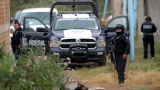 México: presuntos traficantes de personas asesinan a policía y fugan en patrulla
