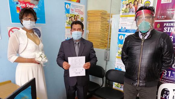 Celebran primer matrimonio civil en la Municipalidad de Juliaca cumpliendo los protocolos