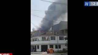 San Juan de Miraflores: cerca de diez unidades de bomberos atienden incendio en vivienda