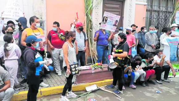 Trabajadores de Agropucalá exigen, en los exteriores del Juzgado Civil de Chiclayo, que se reconozca la administración concursal.