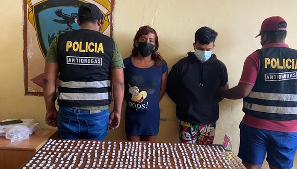 Agentes del orden realizan un operativo en el que se detuvo a dos presuntos vendedores de estupefacientes. (Foto: PNP)