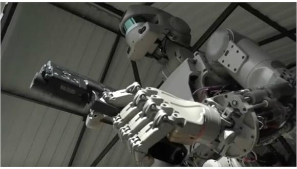 Rusia presenta un robot "terminator" capaz de disparar con precisión milimétrica [VIDEO]