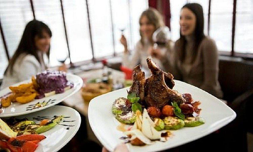 ​Comer en restaurantes a diario engordaría 4 kilos al año, según estudios