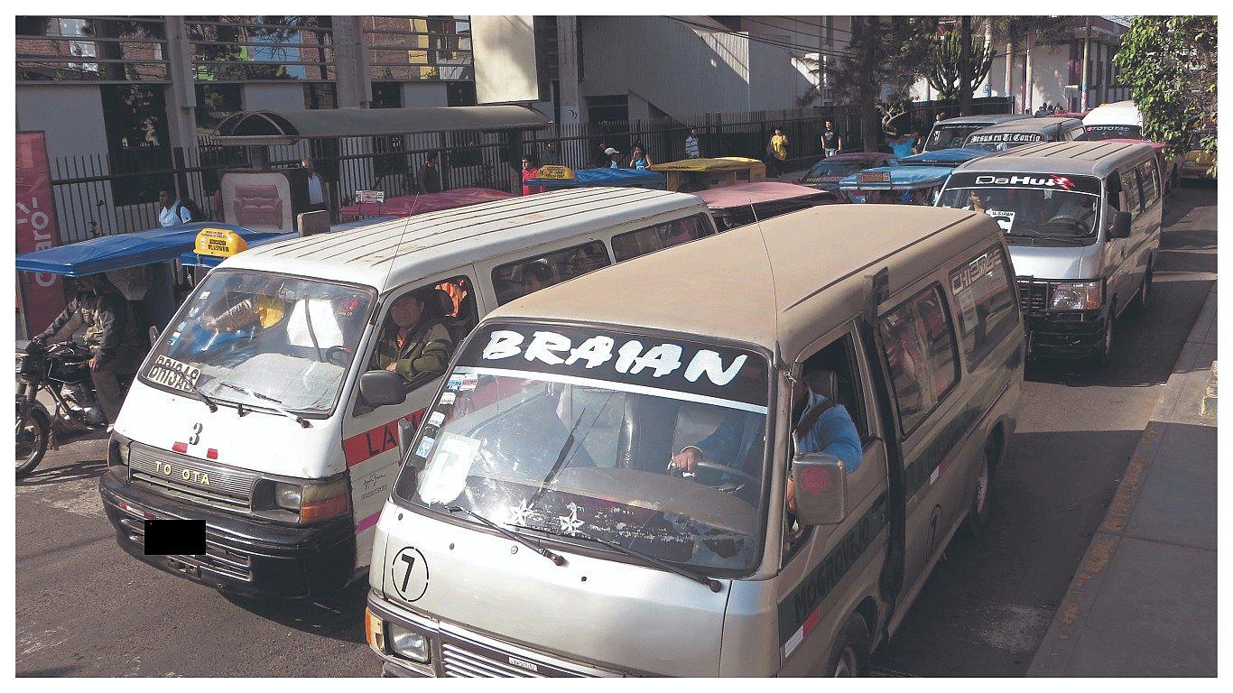 Alertan nueva modalidad de hurto dentro de las combis 