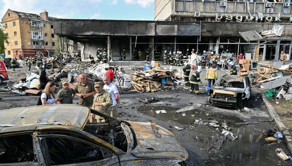Los bomberos sacan los escombros de un edificio dañado luego de un ataque aéreo ruso en la ciudad de Vinnytsia, en el centro-oeste de Ucrania, el 14 de julio de 2022. - Al menos 20 personas murieron el jueves por ataques rusos en una ciudad en el centro de Ucrania, bombardeos descritos como "un acto abiertamente terrorista" del presidente ucraniano Volodymyr Zelensky. (Foto de Serguéi SUPINSKY / AFP)