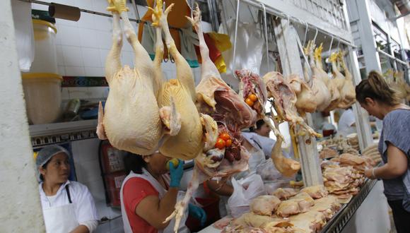 En los mercados principales de Huancayo el precio del pollo mostró una notable baja en su precio, ofertándose ahora desde 7.00 soles el kilo. A pesar de ello, en bodegas aún se vende desde 8.50 a 9.00 soles por kilo. (Foto: Miguel Bellido / GEC)