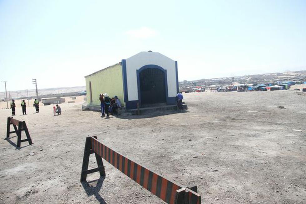 Feriantes se instalan en medio de la basura del cerro Intiorko