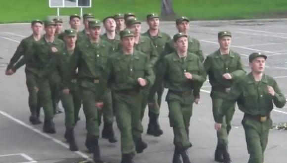 YouTube: Mira a soldados rusos marchando al ritmo de I'm a Barbie Girl
