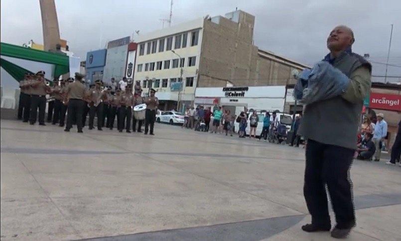 Popular "Loco Tarzán" se luce al ritmo de la banda de música de la PNP (VIDEO)