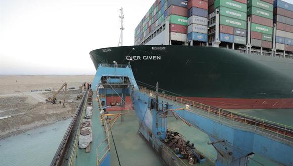 Fotografía facilitada por la Autoridad del Canal de Suez muestra el buque portacontenedores Ever Given encallado desde el martes pasado. (EFE / EPA / AUTORIDAD DEL CANAL DE SUEZ)
