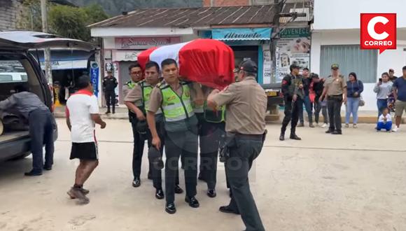 Féretro de polícia fallecido en Satipo ingresando a la comisaría para brindarle honores fúnebres