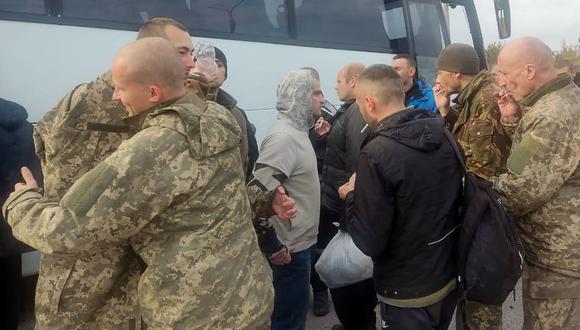 Prisioneros ucranianos liberados después de su intercambio en un lugar desconocido de Ucrania. (Foto de Handout / Jefe de Gabinete Presidencial de Ucrania, Andriy Yermak / AFP)