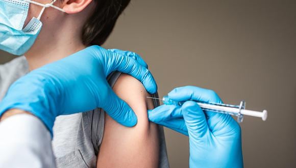 El ministro de Salud, Hernando Cevallos, indicó que en enero 2022 llegará a Perú un lote de cerca de 6 millones 700 mil dosis del laboratorio Pfizer para iniciar la vacunación contra el COVID-19 a los menores de 5 a 11 años.  (Foto referencial: Getty Images)