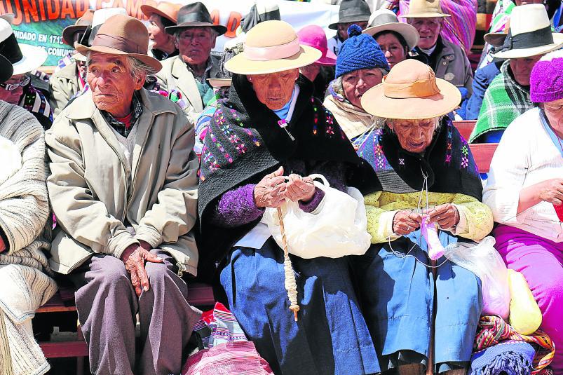 Artesanos hacen del tejido una actividad vitalicia