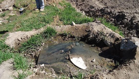 Buzón de desagüe colapsa y contamina aguas de canal de regadío en Arancota
