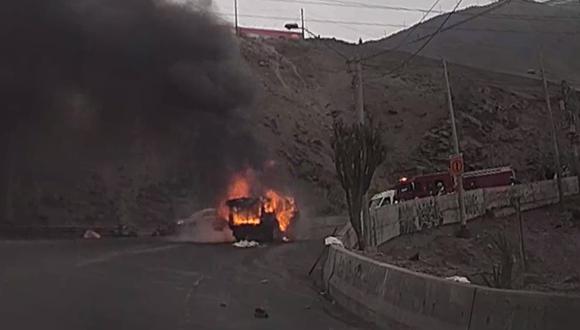 Fuego consumió a la camioneta en contados minutos en el cerro Centinela, en Surco. (Foto: Municipalidad de Surco)