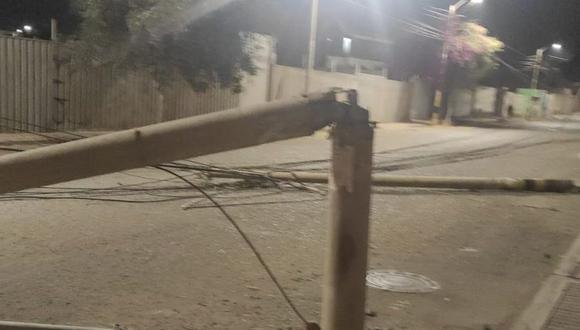 Un escenario de postes rotos y cables enmarañados dejó el vehículo de placa chilena. (Foto: Difusión)
