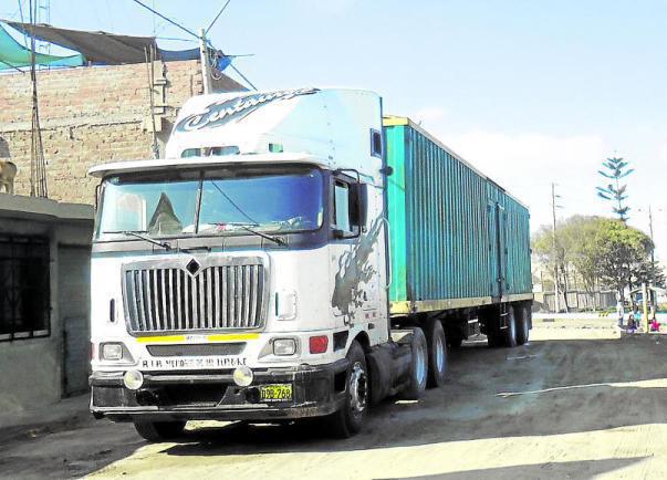 Patinadores hacen de las suyas en Pisco