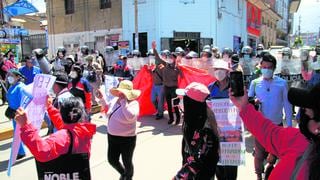 Docentes terminan en comisaría tras protestar contra resolución ministerial en Huancayo (VIDEO)