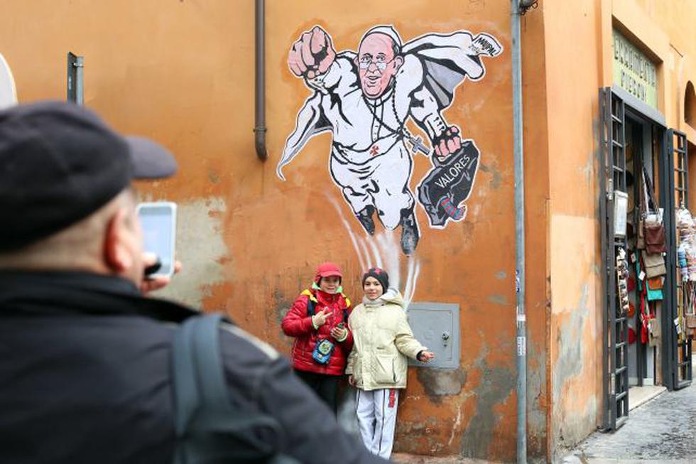 Conoce al artista que dibujó al Papa como superhéroe (FOTOS)