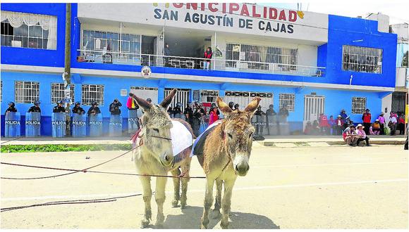​Comuneros llevan dos burros a municipalidad para protestar por tierras
