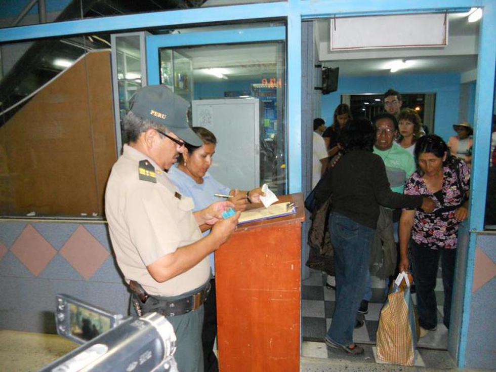 Bus cae a abismo de 100 metros y mueren al menos 8 personas