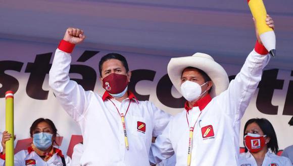 Vladimir Cerrón y Pedro Castillo en un abrazo durante la campaña electoral. (Foto: Perú Libre)