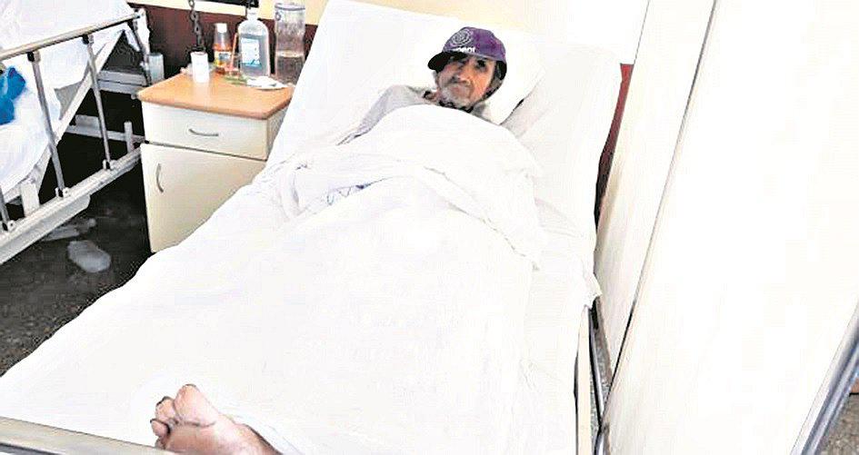 Anciano es abandonado por sus seis hijos en hospital La Caleta 